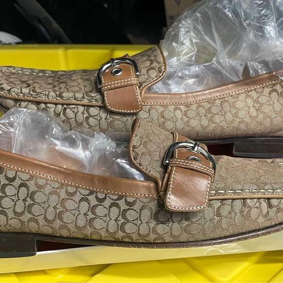 COACH CLASSIC SIGNATURE LOAFERS - Picture 2 of 3